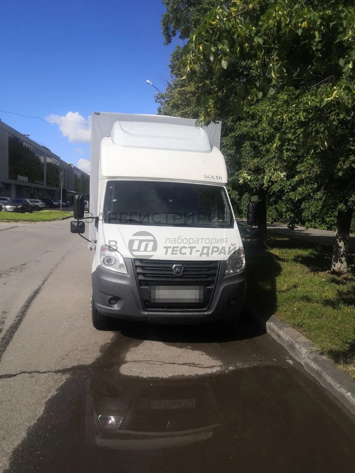 Грузовик с двойным дном: спальник, два бака и фургон в одном флаконе 🚛